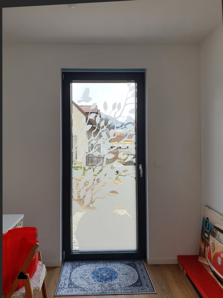 Glasdekor und Sichtschutzfolie auf einer Glasfläche im Innenraum