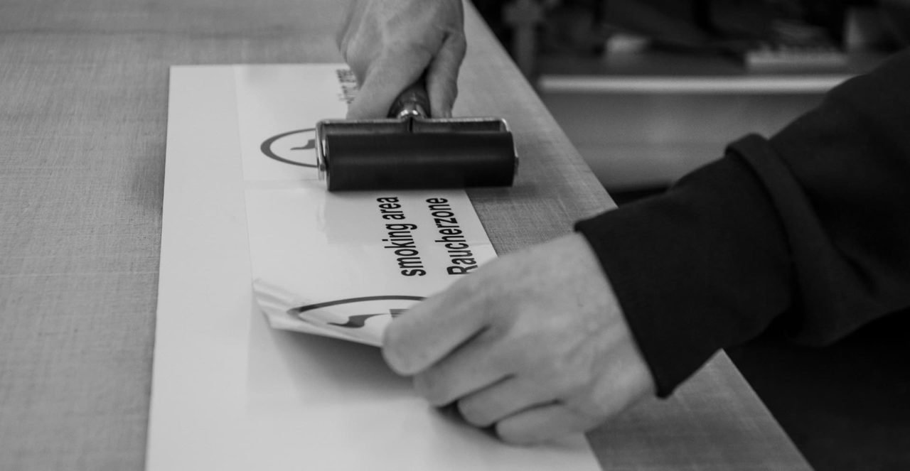 Außenbeschriftung an einer Gebäudefassade von Kortschak Schriften