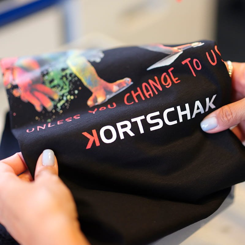 Bedrucktes Shirt mit individuellem Motiv aus dem Textildruck von Kortschak Schriften
