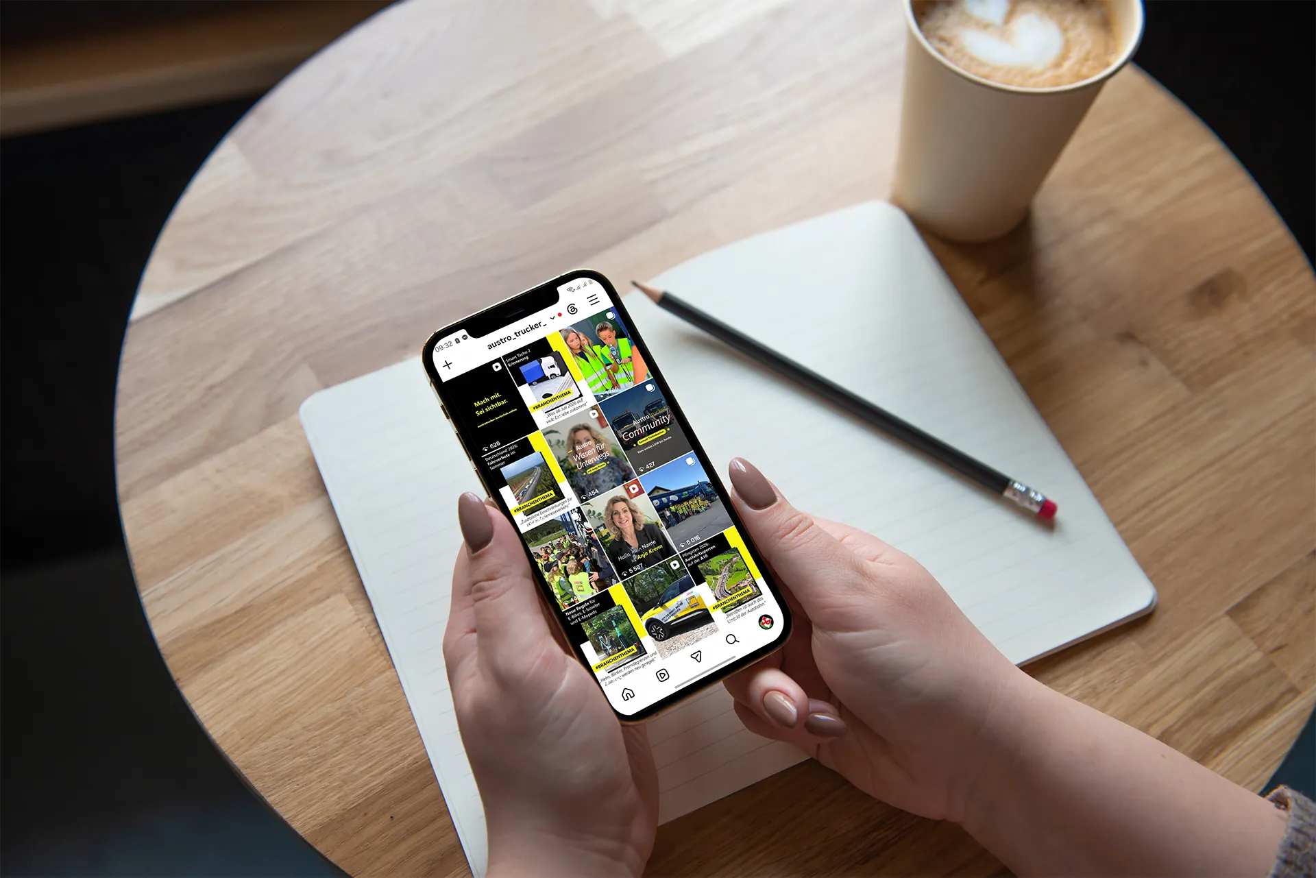 Smartphone mit dem Austrotrucker-Instagram-Profil in der Hand