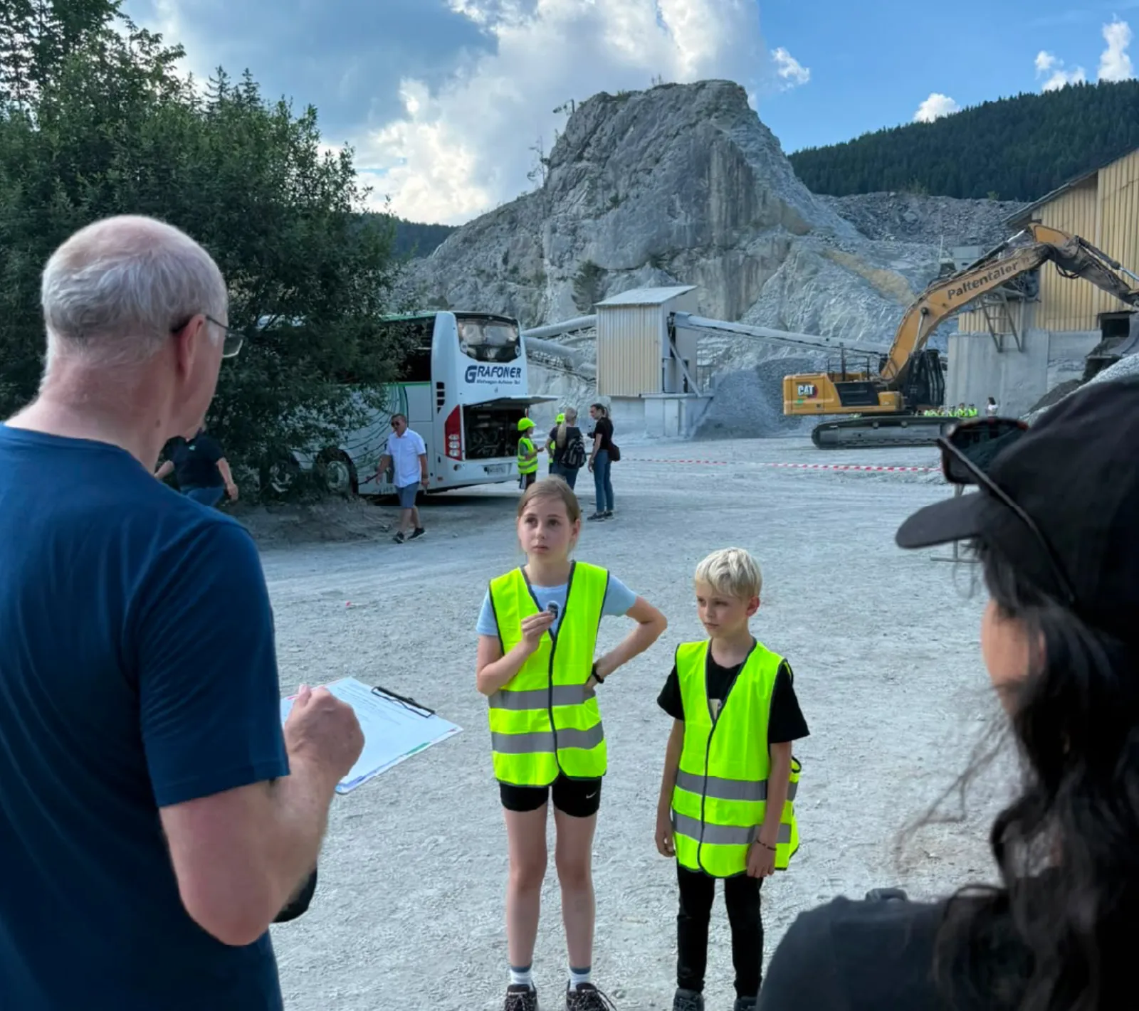 Betriebsführung: Kinder in Warnwesten zu Besuch im Werk