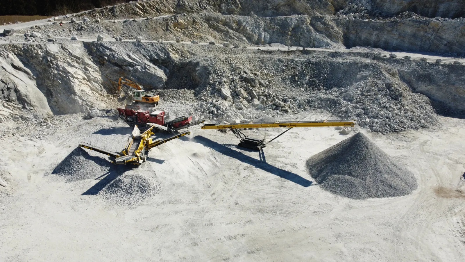 Brecheranlage und Förderband bei der Splittproduktion